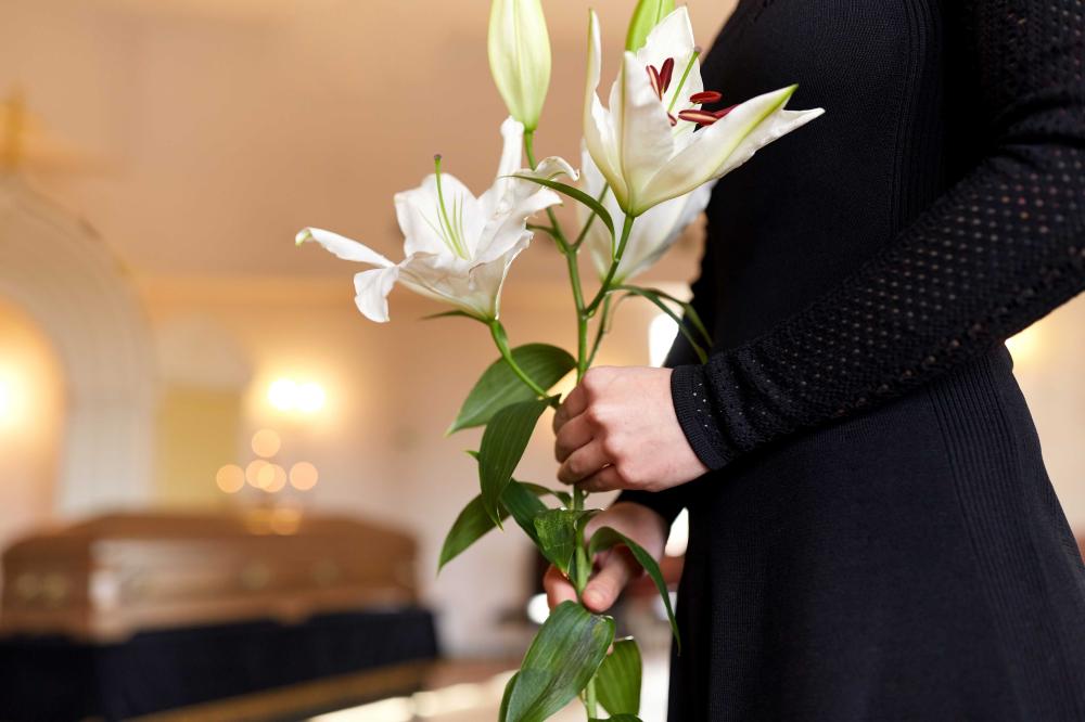femme tenant une fleur